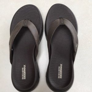 Skechers on the Go brown flip flips size 8